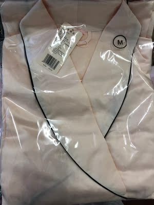 包装很精致，做工质量都很好，但是没有想象的那么柔软，这个季节穿静电有点大