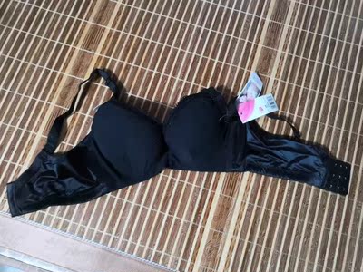 之前在实体店买过一件粉色的,聚拢效果挺好的,这次又买一件黑色的,不错 之前在实体店买过一件粉色的,聚拢效果挺好的,这次又买一件黑色的,不错