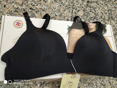 内衣面料做工挺好，很轻巧，冇钢圈的，穿起来挺轻盈的，很聚拢很喜欢，款式比较简单耐看，属于无限回购的，