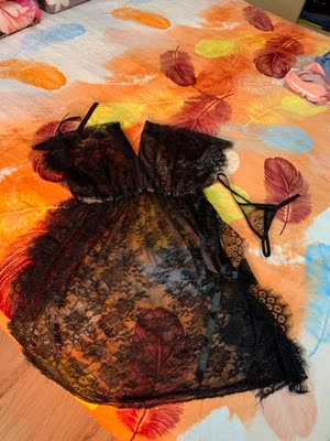 睡衣和图片一样，不错，我身高163,体重132斤，穿也合适，而且不显胖。