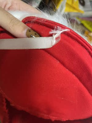 质量差的不行带子一弄就断 围脖后面的扣子也没有 毛毛上还有黄色的脏东西 除了好看一点其他都好差 质量差的不行带子一弄就断 围脖后面的扣子也没有 毛毛上还有黄色的脏东西 除了好看一点其他都好差