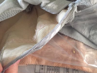 这个内衣真的厉害了 包装盒很好看 少女心啊 内衣确实很薄很薄 穿起来很舒服 一点也不勒 而且真显胸小！！！