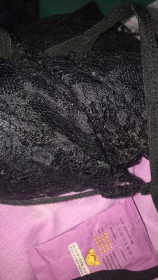 衣服收到了，打开香气就出来了好香啊，衣服料子也不错送了小内内也不错