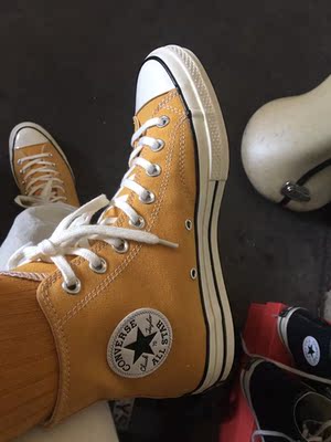 鞋子穿着合适，款式也挺好看，穿着舒服走路也不累脚。