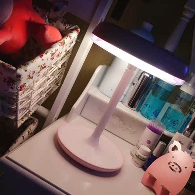 喜欢 喜欢 颜值在线 两边的灯光都可以调节亮度 台灯有三档调节 暖色系光 很美好！镜子那面长按可调节灯光 照的很清楚 总之很喜欢