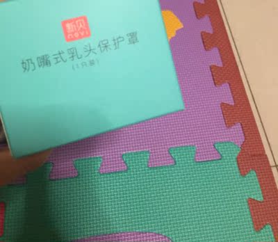 宝宝刚出生的时候给他用了奶瓶喝奶粉，结果一直都不吸我的乳头，奶涨的都疼死了，每次要用吸奶器吸出来再倒到奶瓶里给他吃，麻烦死了不说，每次挤都低头低的颈椎疼，后来看到淘宝推荐看到这款乳贴，果断入手一个，刚开始用不习惯宝宝乱动时奶嘴里宝宝吸的奶老是倒出来，用习惯之后宝宝吸奶我都在旁边躺着睡，婆婆每次看到都说现在的人真的什么神物都可以想的出来