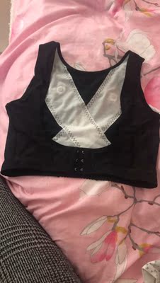 腋下太勒了，本人穿80内衣的，所以买的时候也买的80的，但是下围好松，腋下勒，穿一天，腋下被磨得好疼