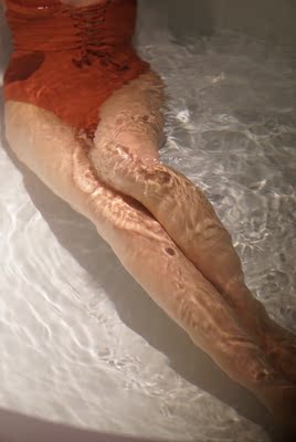 这件泳衣一开始是室内看了下打算退的，如果光线不好这个颜色看着就很土，但胜在设计我真的很喜欢，最后还是留了，拍照真的很好看，光线好的时候肉眼看着也很好看。但第一眼就会觉得一般。嗯！