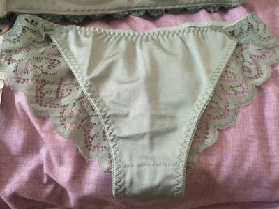 非常好看也非常喜欢,要是能把胸前花边那个带子换成带弹力的就更好了 非常好看也非常喜欢,要是能把胸前花边那个带子换成带弹力的就更好了