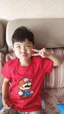 衣服质量特别好。经济实惠。而且是纯棉的。儿子穿着特别帅。买了三个颜色，穿着都特别帅。儿子最喜欢的是白色。美国队长的那一款。哈哈，收到衣服美的不行。