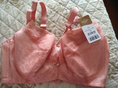 以前都是在实体店里买这个牌子的，偶然看到网上有卖的，所以在网上买着试试，收到宝贝后立马试穿了一下，质量不错，这个款式也很适合我，双十一价格优惠，比实体店买着划算，以后买内衣就这家了。 服务好，发货快！