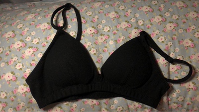 说实话这种内衣看着挺好看的，也适合小胸妹纸，但是穿起来没有想象那么舒服，面料质量和面料手感都很一般，不是特别柔软那种，而且肩带比较不舒服，但是整体很轻薄。穿和脱有点麻烦，容易拉扯，担心会变形。