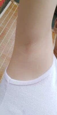 脱毛膏是正品，气味很香，温和不刺激，脱毛很快，涂上去过了七八分钟看到毛毛卷曲柔软的时候就用纸巾轻轻一擦就全部脱掉了，而且脱得很干净，不留毛渣。也没有什么副作用，用后皮肤看着也细腻光滑了，毛毛长的也变慢了