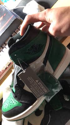 东西还是不错的。就是发货的时候太慢了，在国外拖拉的时间太久，其他都还不错。鞋子很完美，没有瑕疵，只是里面的纸破了而已。