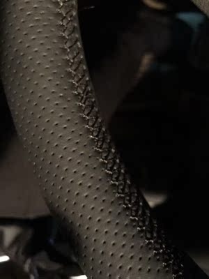 皮质手感很好，装上去方向盘质感立刻不一样，缝了好久才弄好，不过值了！