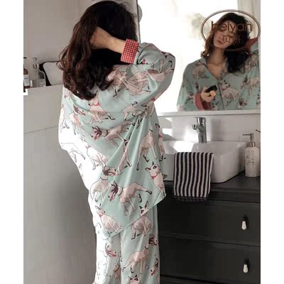 料子是纯棉的，穿上很舒服，就是领口感觉有一点低，袖口和裤腿的红色格子配起来很好看，总之很满意呀，很喜欢，但是那个红腰带真的有点一言难尽，我自己拆掉了