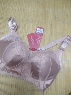 到货挺迅速滴，包装不错，做工也还行，没什么色差，质量对得起这个价格，性价比可以，内里是棉的，试穿了一下，比较舒服！是我喜欢的款式，还没洗，不知道可掉色，回头再追加