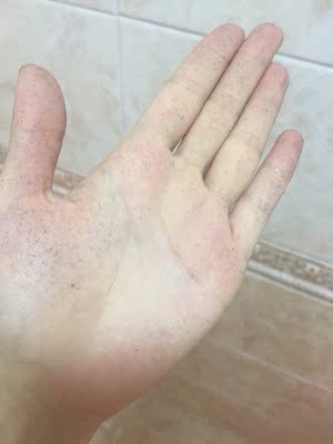 我175 56kg 试了一下穿这个码正好，质量也可以，就是这个黑色掉色啊！洗了五遍了，还是掉黑色的毛毛，我打算下个月带去泰国穿的，担心出汗后会不会蹭我一身黑毛毛？穿过后再来追评