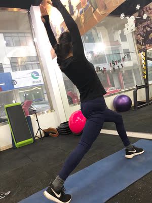 我买的是蓝色很是喜欢 裤子很优秀 没有色差 延展性和支撑性都很好 穿上去和显瘦 质量做工都很好 装备酷酷的感觉训练状态也很好 天冷了可以当裤子穿