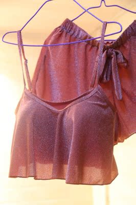 洗了挂起来晒了，不掉色，面料也干的快，不过因为光线的问题，拍出来有点色差，实际实物更这好看点！