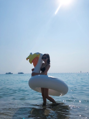 双肩带很贴合，不空杯