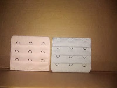 到货速度很快的呀!一直没有时间去取 今天拿来打开很惊喜啊 看起来料子很舒服摸着很光滑 应该还不错 这个价钱值了 实体店价格要贵的呢 还送了额外两个小配件呐 喜欢～