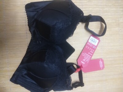 到货挺迅速滴，包装不错，做工也还行，没什么色差，质量对得起这个价格，性价比可以，内里是棉的，试穿了一下，比较舒服！是我喜欢的款式，还没洗，不知道可掉色，回头再追加