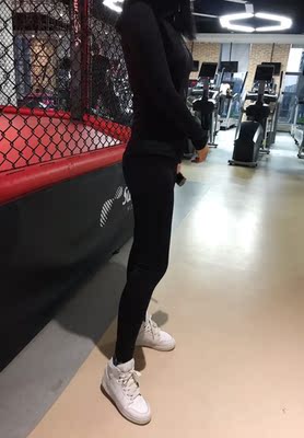 裤子弹性很大，平时健身运动穿很合适，吸汗效果也比较好，穿着也很显瘦哦 很满意 这个价钱买的很划算