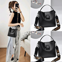 Hong Kong Wind 2021 new fashion 100 Ride Ocean Diagonal Satchel Large Capacity Hand Single Shoulder and Bucket Bag woman