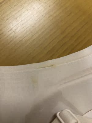 收到货是完好的，打算洗一下再穿，洗完后发现布料有问题，售后告诉我那可能是污渍。我还没穿就告诉我这是污渍，我还敢穿吗？