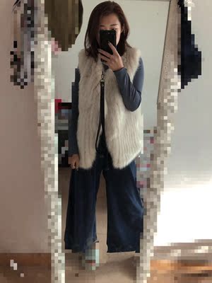 我觉得是超级百搭的 而且毛毛很顺滑 不会有很假的感觉 把最近穿的全部搭了一遍 抽了几张送上来供参考~ 我觉得是超级百搭的 而且毛毛很顺滑 不会有很假的感觉 把最近穿的全部搭了一遍 抽了几张送上来供参考~