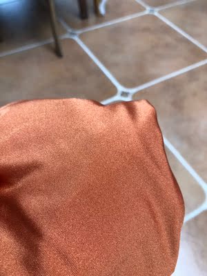 第二张图的颜色接近实物的颜色。是有珠光的布料,手感一如既往的舒服。 第二张图的颜色接近实物的颜色。是有珠光的布料,手感一如既往的舒服。