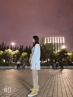 超级爱这双鞋哈哈哈哈 一切都很满意 快递隔天就到啦 百搭嘻嘻嘻