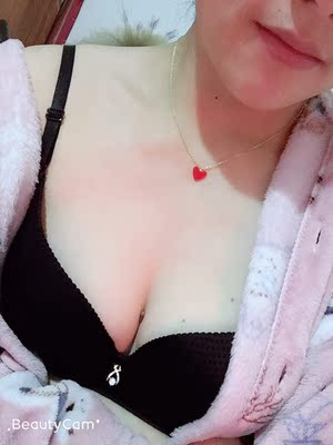 内衣不算很厚,但是聚拢效果真的很好哦!这一款是AB通杯的,穿起来很自信,而且很舒服,包装得也很好,值得推荐 内衣不算很厚,但是聚拢效果真的很好哦!这一款是AB通杯的,穿起来很自信,而且很舒服,包装得也很好,值得推荐