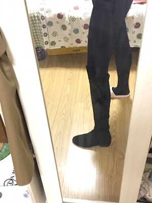 真的很显腿长，而且很包腿，穿起来自信满满，对我们这样的南方小个子女生真的超友好，丝毫不掉筒，走路也不累，特别有型