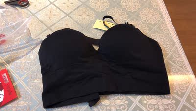 收到货后迫不及待的试穿一下，真的很舒服，不紧绷，也不会掉，聚拢效果非常好，这是我网淘最成功的一次