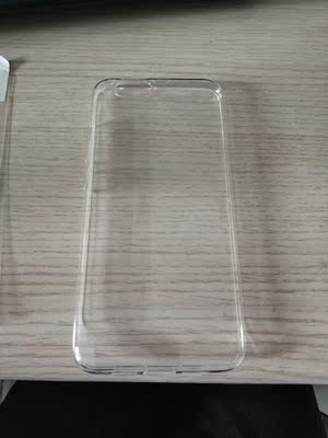 买了一个小米6的手机壳，手机壳很通透。 大小合适，安装上去，很贴合机身，手感不错