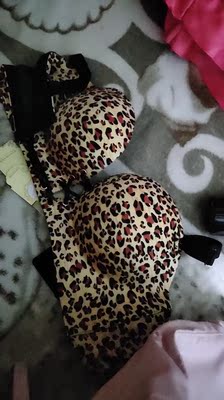 摸起来很滑   穿着也舒服   重要的是很性感   喜欢