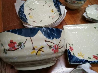 质量真的很好！颜值超高！太喜欢了！包装很厚实，里三层外三层的，没有碰坏的，尤其那个餐盘，真的超级无敌厚实，很惊喜啊，感觉一套买下来很划算！这真的是我双十一买下来最喜欢的了。拿到后就立刻洗了，刚好做午饭，用来装蛋炒饭，配个餐垫，拍照很好看！餐垫也是他们家买的，以后还会再来啦！