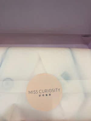 包装很精致，做工质量都很好，但是没有想象的那么柔软，这个季节穿静电有点大