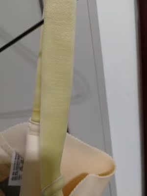 胸罩颜色和肩带颜色不一样，刚才跟客服沟通解决办法，客服说从来没出现过这种情况，问我想怎么解决???我说给我一个配套的肩带就可以，店家不同意。最后说是给我一个3元红包，还不够我自己再买一个肩带的。遇到这种商家也真是够了。可以出错，但是不愿意承担就有点招人讨厌。