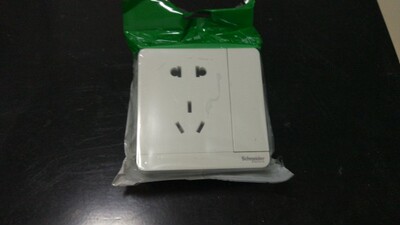 面板和插座收到了，型号和数量完全正确，一个不多一个不少。感觉施耐德的做工还是不错的。每个插座面板用塑料袋单独包装，不像西门子每个都有一个纸盒子。每个类型的插座和面板都拆开了一个来检查，开关面板的手感还是不错，取下来很方便，不需要专门的工具，以前用的面板需要一字改刀才能撬下来。希望插座面板内部不要有什么问题。