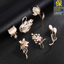 Korean fashion exquisite rhinestone cat eye brooch design sense corsage collar pin Joker clothing accessories anti-light pin