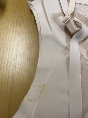 收到货是完好的，打算洗一下再穿，洗完后发现布料有问题，售后告诉我那可能是污渍。我还没穿就告诉我这是污渍，我还敢穿吗？