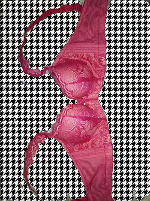 第一感受：麻麻再也不用担心我被人嘲笑平胸了😂这个真的超级聚拢超级聚拢超级聚拢❗️❗️❗️变平原为山丘；感觉还可以塑形+防止下垂。而且动的时候也不会移位。两款的使用感受都很好！（会比普通的文胸重，但是我觉得可以接受） （唯一的缺点，也能是我买小了？感觉有点紧😭😭😭）