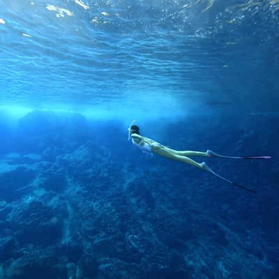 166 100斤穿这个码正正好好，后面不漏屁股 可以说是一件非常保守的泳衣啦，带子可以开发出很多系法 不过我是手残党。随便系也很好看的呀 穿上它你就是这片海最靓的仔