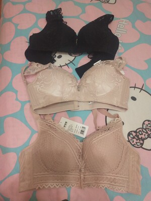 没有滤镜没有美颜的图片，粉色上身特别好看，撑得胸型也好，最重要的是，副乳很有效的可以收拢了，推荐