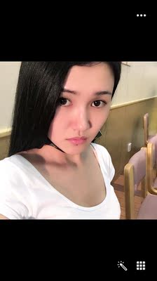 衣服大小合适，质量很好，面料舒服，款式很时尚。