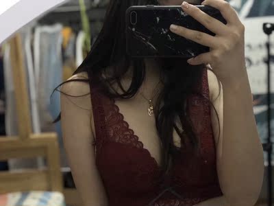 内衣颜色是酒红，颜色很美很有质感，不像大红色那么俗气。 最值得夸的其实是后背的款式～超美的～  喜欢喜欢