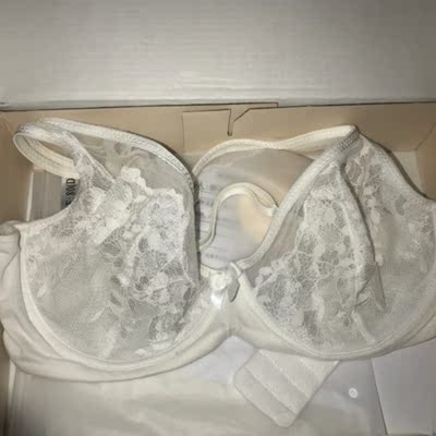 被闺蜜拉来买的，说她穿了几年这家的内衣，特别舒服。这次一次买了几件，都很满意，薄薄的，丝毫没有束缚感，尤其是这件，炒鸡炒鸡喜欢，穿着很舒服，蕾丝手感很好，棒棒哒，会再来回购的